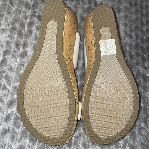 Skechers Luxe Foam Wedge Sandals. Size 7.5. Off White. - Picture 8 of 9